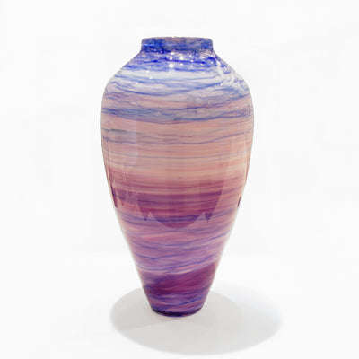 Vase en verre aux couleurs bleu et mauve.