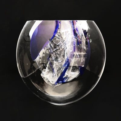 Sculpture en verre soufflé transparent et bleue.